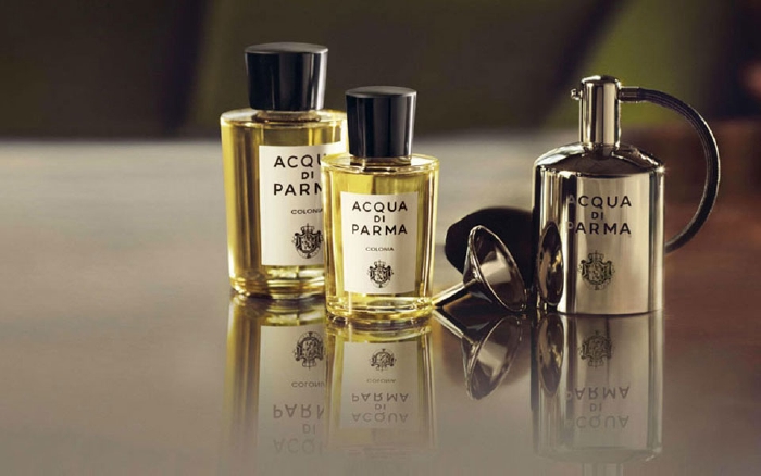 帕尔玛之水品牌, 帕尔玛之水（Acqua di Parma），是来自意大利的香水品牌。“Acqua di Parma帕尔玛之水”始终坚持保证高品质的产品质量以及超高技艺的手工艺术。标记性的装饰艺术风格瓶身设计灵感来自于Art Déco，经杰出的玻璃手工大师精心制作而成，至今仍然使用非常讲究的黑色胶木瓶盖。纯手工制作外包装，用精细的手法在每瓶香水瓶上粘贴品牌标志。产品独特的帽盒包装呈优雅的圆柱体，纯手工制作，上面印有王室徽章的手贴商标更显奢华。香氛蜡烛同样也使用精湛的手工工艺，精选天然蜜蜡，混合天然精油制作而成。