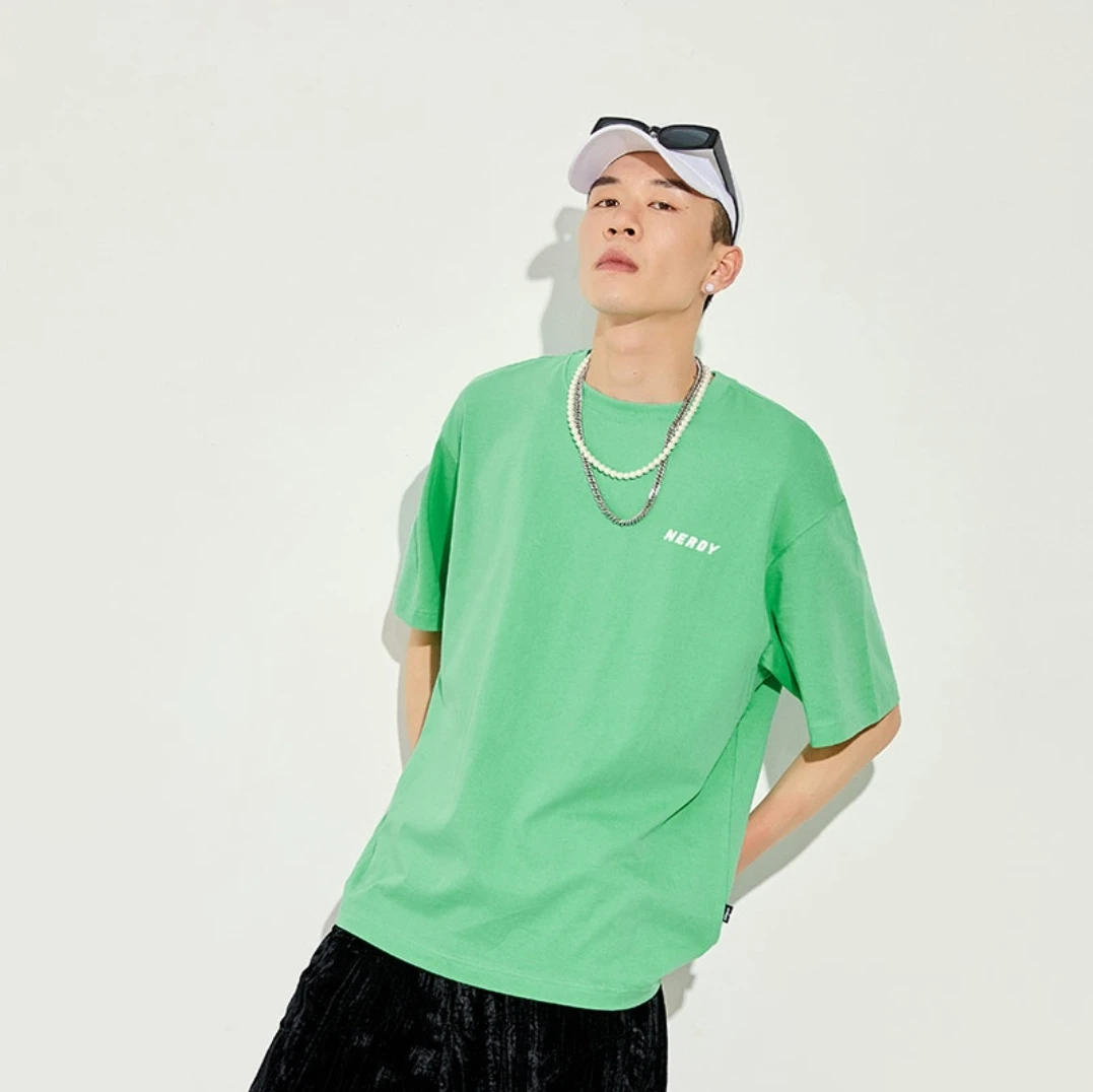 商品NERDY|【享贝家】ZY - 龚俊同款 23夏季新款 宽松印花短袖T恤 男女情侣 绿色 PNEU21KG04100,价格¥146,第2张图片详细描述