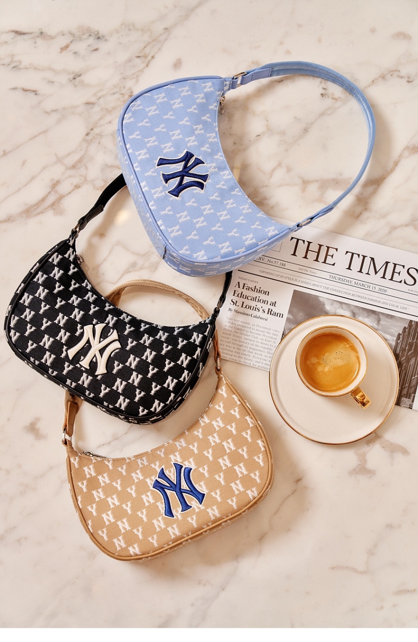 商品MLB|【韩国直邮|包邮包税】MLB Monogram系列 NY纽约洋基队 字母复古老花印花时尚出街潮流单肩腋下包 女款 卡其棕蓝,价格¥613,第5张图片详细描述