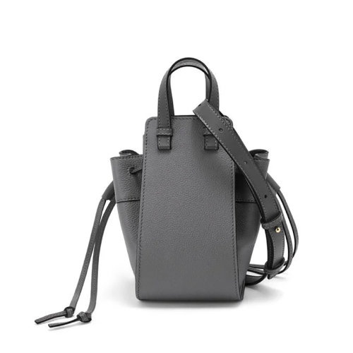 商品Loewe|【包税】 LOEWE/罗意威 Hammock系列 女士迷你款沥青灰色柔软粒面牛皮革单肩斜挎手提吊床包A538V07X15-1640,价格¥13647,第3张图片详细描述