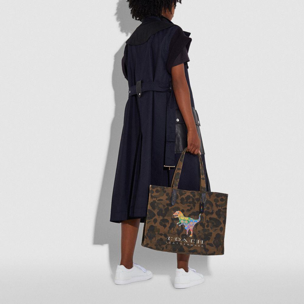 商品[国内直发] Coach|蔻驰托特包COACH 奢侈品男女通用专柜款迷彩帆布印恐龙图案手提单肩包托特包大容量旅行包986   OLL38,价格¥1476,第3张图片详细描述