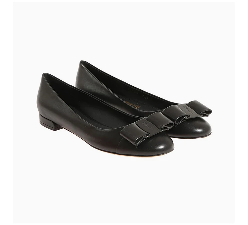 商品Salvatore Ferragamo|SALVATORE FERRAGAMO 女士黑色漆皮蝴蝶结装饰粗跟鞋 0685760,价格¥1370,第6张图片详细描述