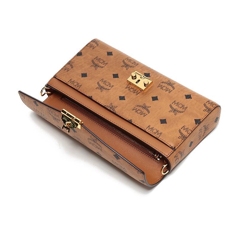 商品[国内直发] MCM|MCM斜挎包奢侈品 女士Millie Visetos系列干邑色人造革小号单肩斜跨包MWRAAME03CO001,价格¥3843,第7张图片详细描述