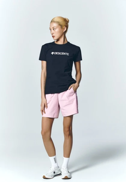 商品DESCENTE|【享贝家】ZY-迪桑特 夏季新款 速干透气运动训练上衣短袖T恤 男女同款 SO123UTS13,价格¥305,第11张图片详细描述