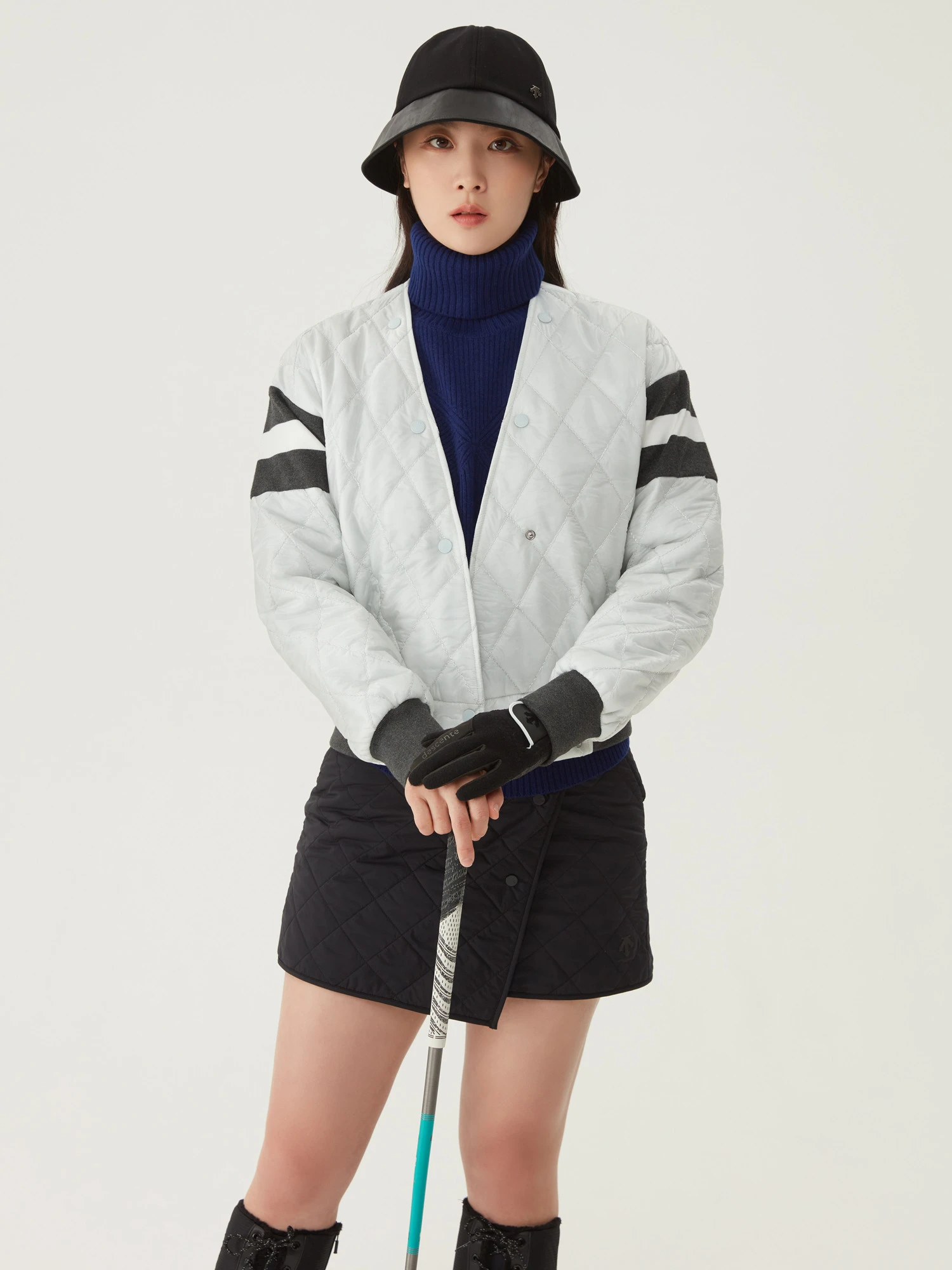 商品【预售商品15天发货】 DESCENTE|高尔夫系列女性V领菱形绗缝羽绒服时尚优雅 DO41WFDJO3-LGYG,价格¥1727,第8张图片详细描述