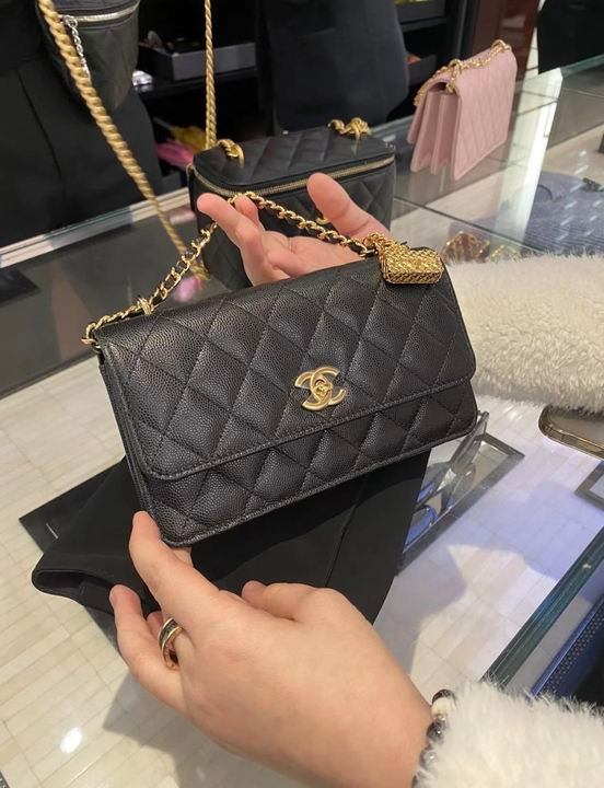 商品Chanel|【现货】香奈儿  女士黑色荔枝小牛皮金色五金饰有金色包袋吊坠转扣开合可调节肩带斜挎风琴包AP3318B1071294305,价格¥34614,第7张图片详细描述