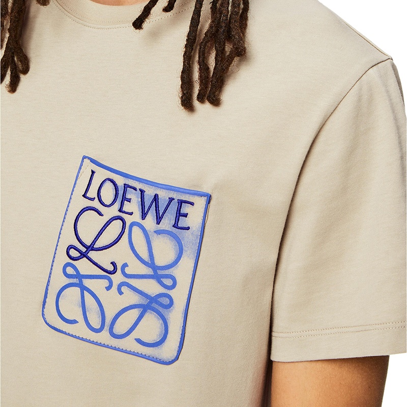 商品Loewe|LOEWE/罗意威 22年秋冬新款 男士岩石灰色纯棉Anagram Logo假口袋T恤,价格¥5589,第2张图片详细描述
