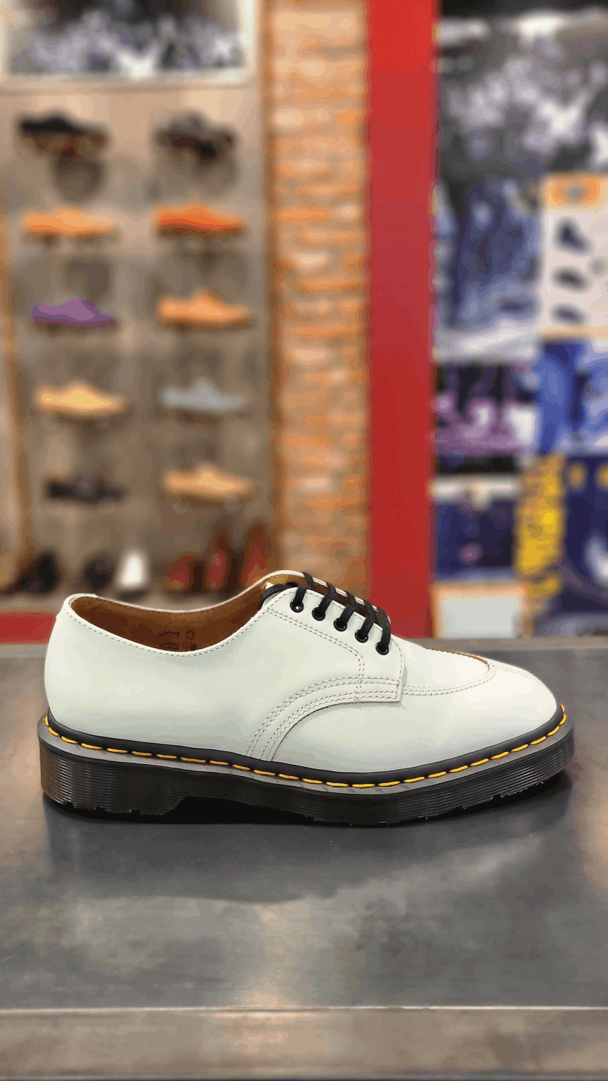商品Dr. Martens|【Brilliant|包邮包税】马汀博士 马丁靴 2046 White Vintage Smooth 复古5孔 白色皮鞋 27718100,价格¥915,第3张图片详细描述