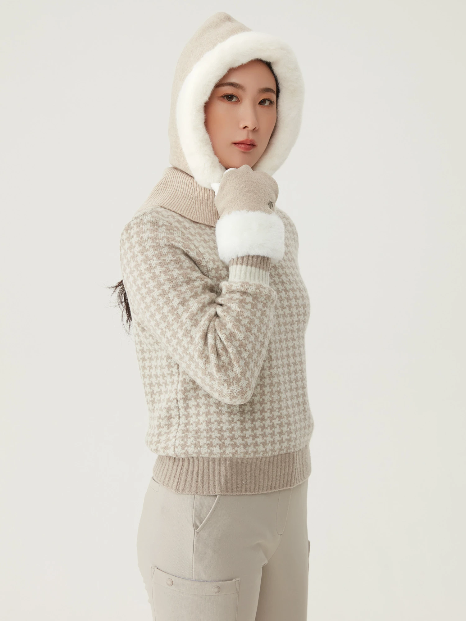 商品【预售商品15天发货】 DESCENTE|高尔夫系列女性图案防风毛衣时尚个性 DO42WFKPN1-LBGG,价格¥1413,第8张图片详细描述