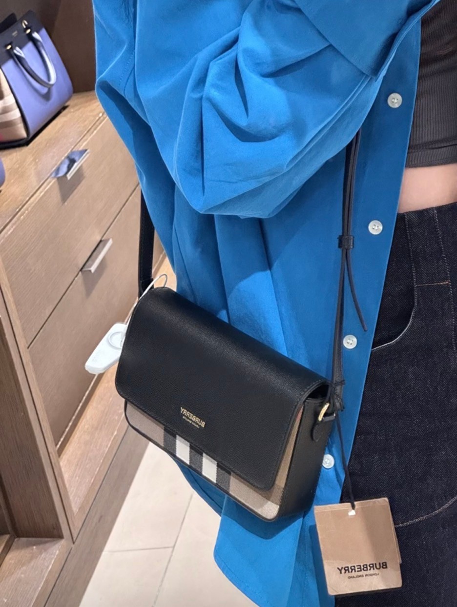 商品Burberry|BURBERRY/博柏利 女士迷你黑色皮革金色字母印花单肩包 时尚优雅81072691,价格¥2794,第8张图片详细描述