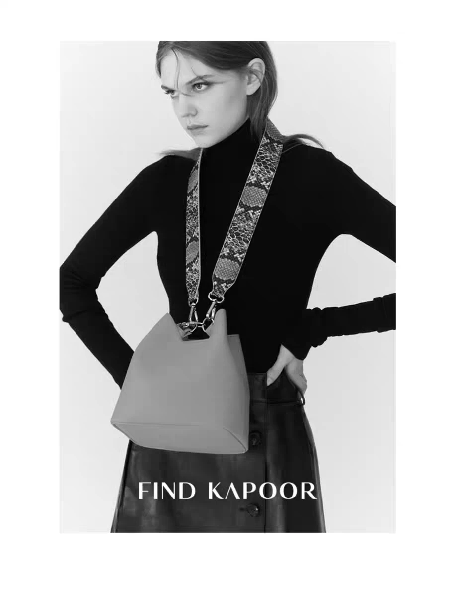 商品FIND KAPOOR|【享贝家】（国内现货）梵德卡普尔 时尚女包单肩斜挎撞色宽肩带水桶包 姜黄色 FCFBPBX213MT,价格¥417,第2张图片详细描述