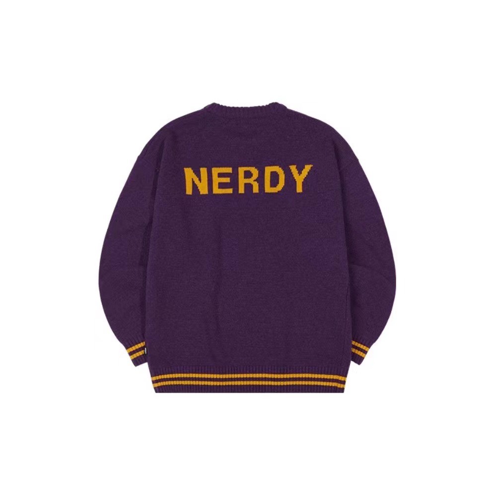 商品NERDY|【享贝家】NERDY 背后字母经典LOGO圆领毛衣  男女同款 深紫色（预售款，10天发货） PNEF21KK08,价格¥266,第1张图片详细描述