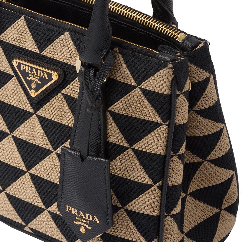 商品Prada|PRADA/普拉达 22新款 Galleria系列 女士黑色/米色拼色刺绣面料配皮手柄拆卸钥匙圈拉链开合金色徽标单肩手提斜挎包1BA906_2FKL_F0Y30_V_XOM,价格¥19874,第2张图片详细描述