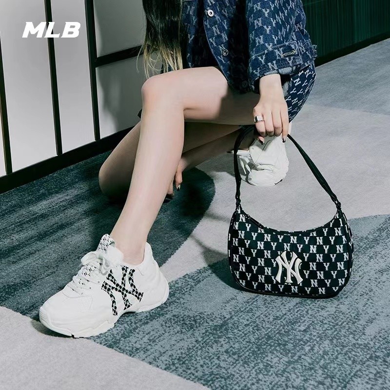 商品MLB|【享贝家】MLB 美联棒新款字母复古老花印花腋下包 黑色 3ABQS012NK000150BKS ,价格¥418,第4张图片详细描述