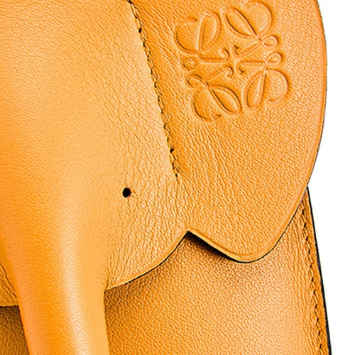 商品Loewe|【包税】LOEWE/罗意威 22新款 女士宽皮橘色牛皮革饰有徽标压纹小象造型单肩斜跨包C623B02X04-9130,价格¥5606,第2张图片详细描述