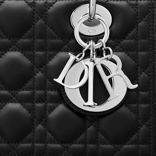 商品Dior|【包税】DIOR/迪奥 22春夏新款LADY系列 女士中号黑色小羊皮藤格纹金扣吊饰单肩斜跨手提戴妃包M0565PNGE_M900,价格¥45895,第2张图片详细描述