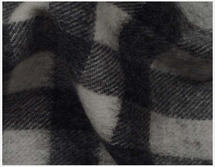 商品[国内直发] Burberry|Burberry 巴宝莉 男士灰色羊绒围巾 3915472-灰色,价格¥2476,第3张图片详细描述