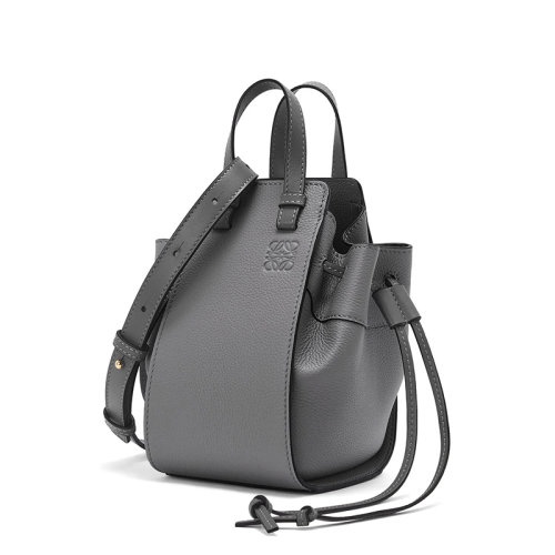 商品Loewe|【包税】 LOEWE/罗意威 Hammock系列 女士迷你款沥青灰色柔软粒面牛皮革单肩斜挎手提吊床包A538V07X15-1640,价格¥13598,第2张图片详细描述