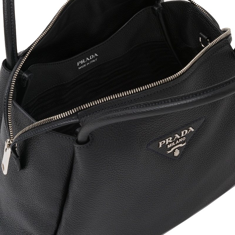 商品Prada|PRADA/普拉达 22春夏新款 女士黑色皮革饰有三角徽标配织物肩带拉链开合单肩斜跨手提包1BC170_2DKV_F0002_V_3OO,价格¥26494,第5张图片详细描述