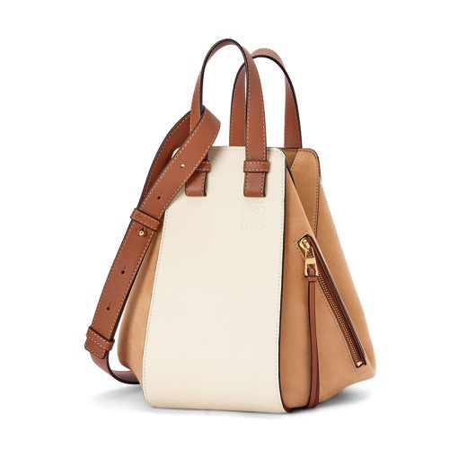 商品Loewe|【包税】LOEWE/罗意威  Hammock系列 女士小号奶油色/沙色柔软粒面牛皮革单肩斜挎手提吊床包A538S35X50-2768,价格¥19570,第4张图片详细描述