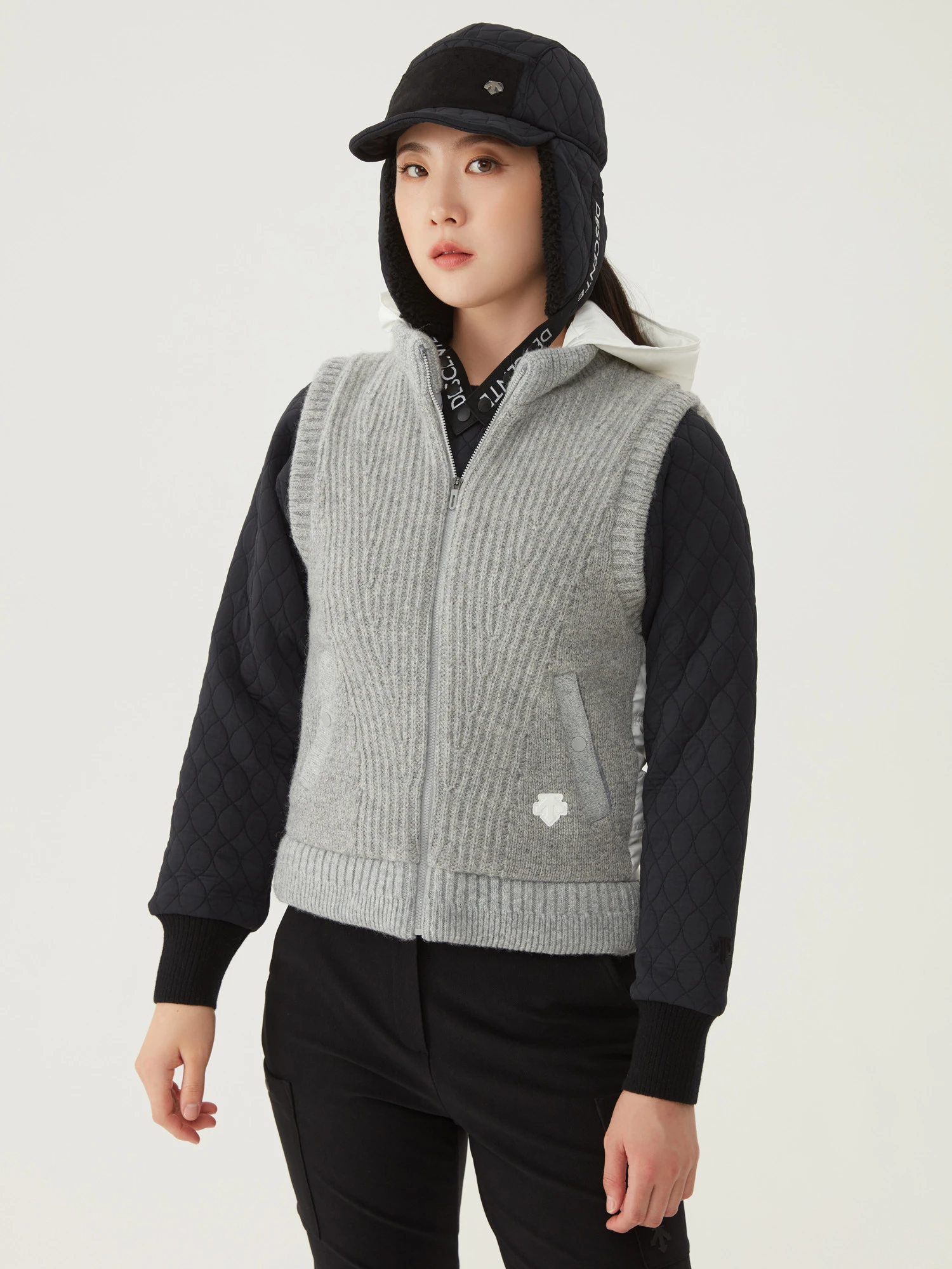 商品【预售商品15天发货】 DESCENTE|高球系列女性针织混合羽绒背心时尚保暖 DO42WFDVO4-IVYG,价格¥1596,第4张图片详细描述