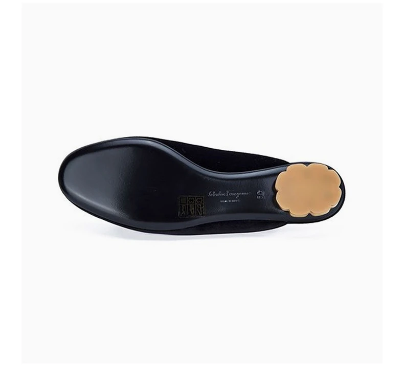 商品Salvatore Ferragamo|SALVATORE FERRAGAMO 女士黑色天鹅绒饰有金色五金蝴蝶结圆头穆勒鞋 0684539,价格¥2956,第8张图片详细描述