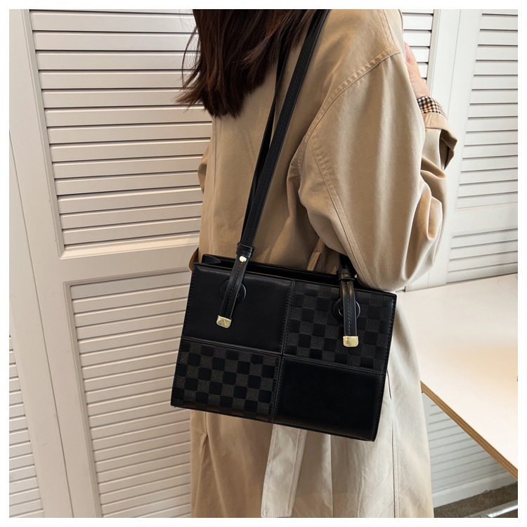 商品[国内直发] GLENVINTEN|格岚云顿新款潮流撞色单肩包棋盘格复古女包时尚百搭斜挎包洋气小方包,价格¥186,第11张图片详细描述