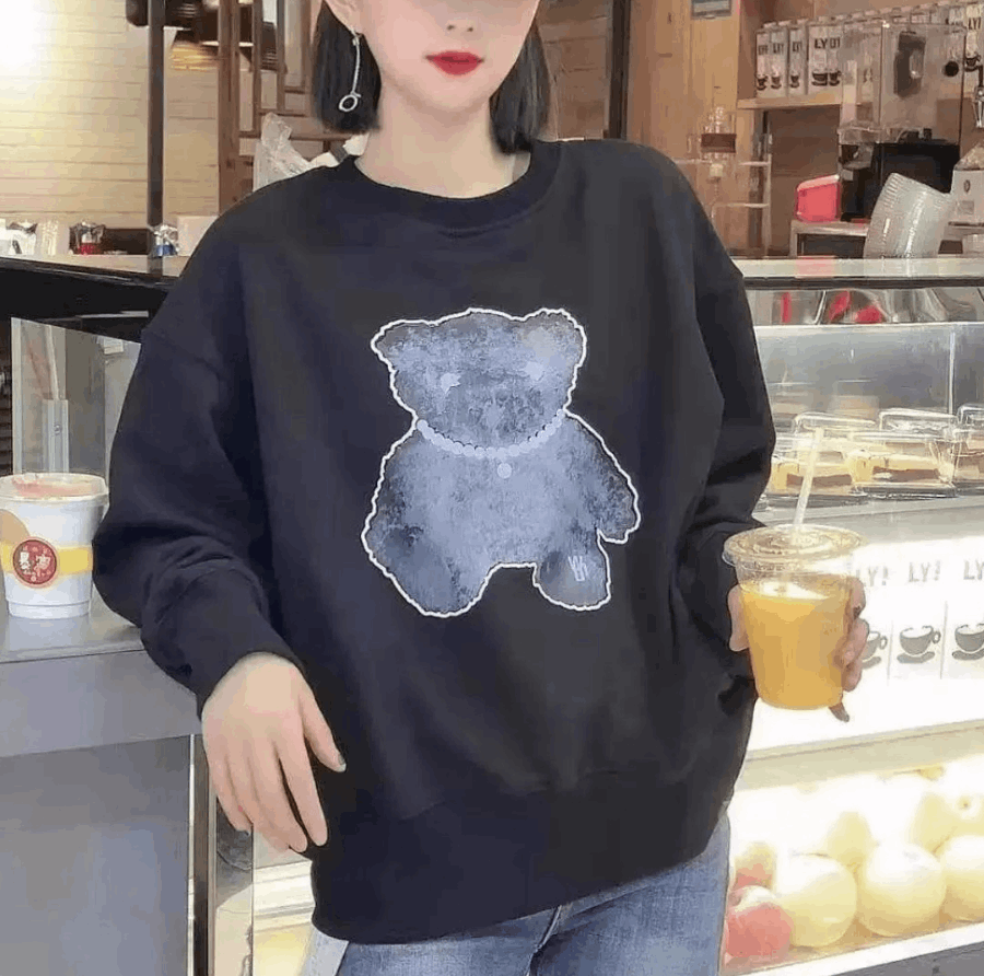 商品[国内直发] We11done|(权志龙同款）WE11DONE珍珠项链泰迪熊印花圆领套头卫衣送礼推荐 男女同款 黑灰色WDTS920115U-CH,价格¥1988,第3张图片详细描述