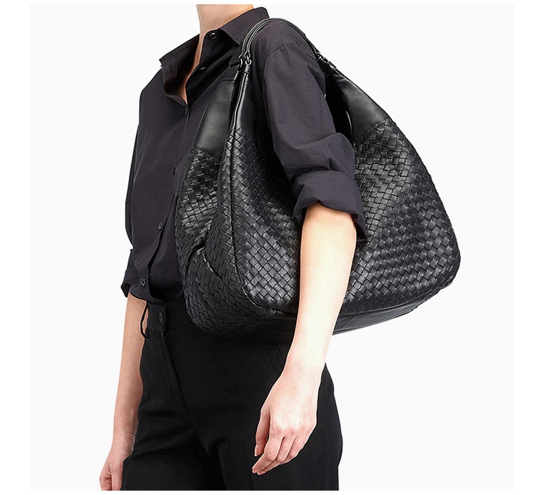 商品[国内直发] Bottega Veneta|Bottega Veneta 葆蝶家 女款黑色手工编织小羊皮单肩手提包 124864-V0016-8175,价格¥16740,第6张图片详细描述