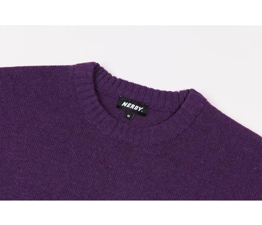 商品NERDY|【享贝家】NERDY 背后字母经典LOGO圆领毛衣  男女同款 深紫色（预售款，10天发货） PNEF21KK08,价格¥270,第5张图片详细描述