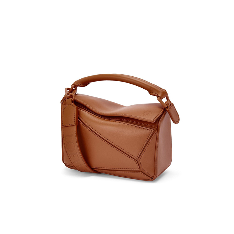 商品Loewe|LOEWE/罗意威 22年新款 Puzzle系列 女士mini山核桃色缎面小牛皮单肩斜挎手提拼图包A510U95X58-3627,价格¥16728,第2张图片详细描述