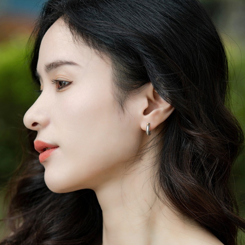 商品[国内直发] GLENVINTEN|2023新款日系简约几何U型耳环女复古做旧925纯银双色耳环一件,价格¥154,第6张图片详细描述