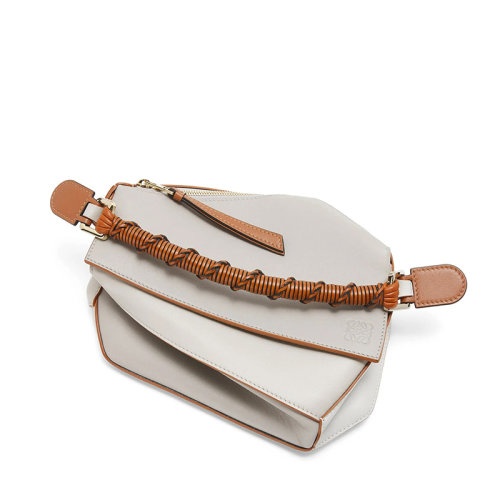 商品Loewe|【包税】 LOEWE/罗意威 22新款Puzzle Edge系列 女士小号幽灵白/暖白色纳帕小牛皮编织手柄单肩斜挎手提拼图包A510P60X02-1759,价格¥24243,第5张图片详�细描述