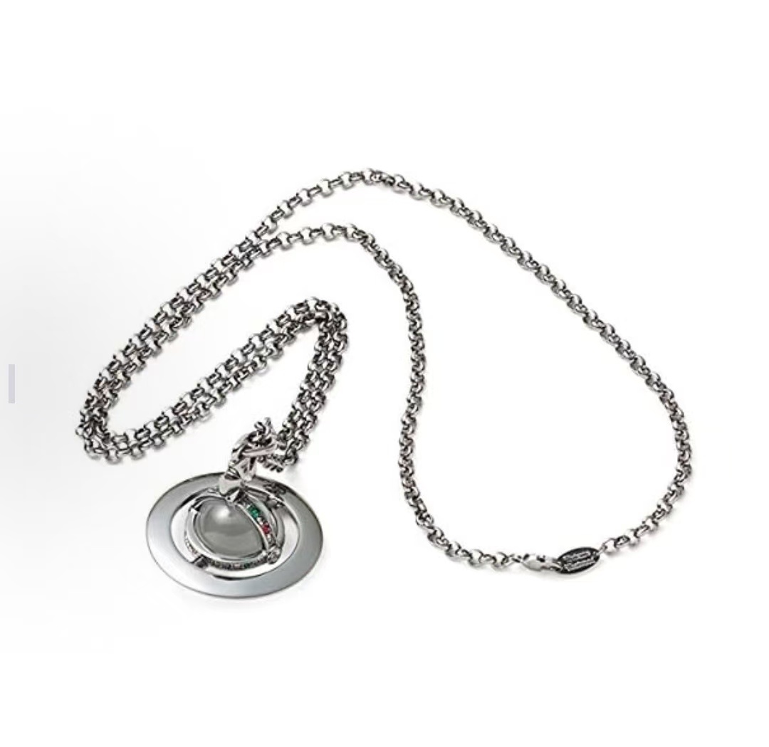 商品[国内直发] Vivienne Westwood|Vivienne Westwood New Small Orb 大号立体土星吊坠 黄铜 项链 男女同款情侣款 枪灰色,价格¥2342,第1张图片详细描述