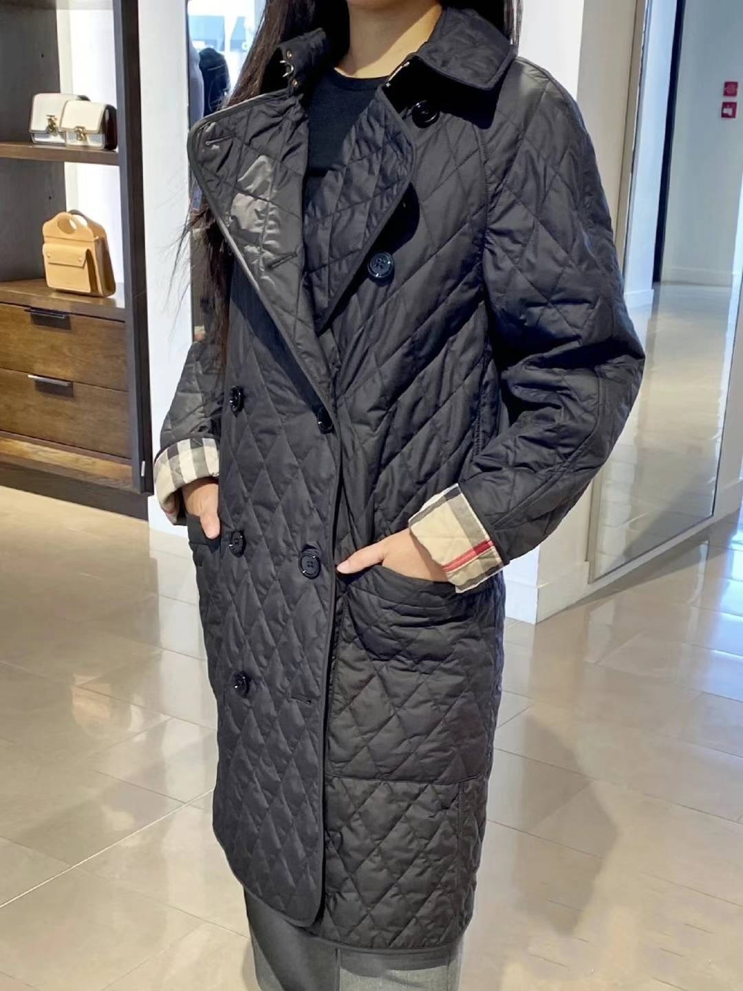 商品Burberry|BURBERRY/博柏利 女士黑色聚酮格纹印双排扣长款棉服80530441,价格¥3249,第5张图片详细描述