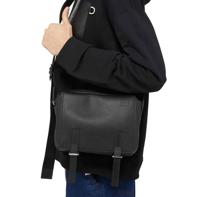 商品Loewe|罗意威 23新款Military XS男士黑色小牛皮邮差包,价格¥11474,第3张图片详细描述