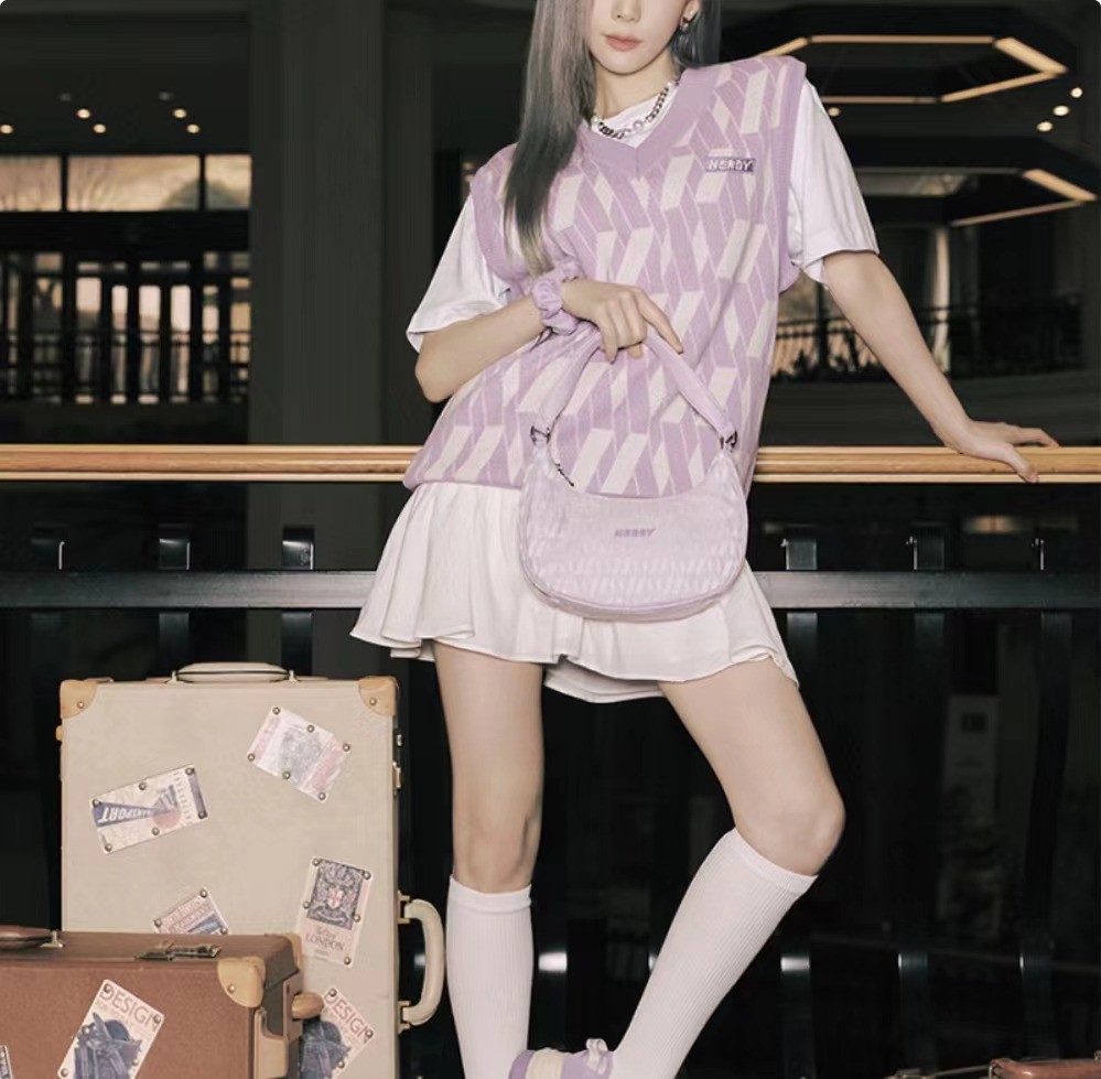商品NERDY|【享贝家】NERDY 徽标图案针织马甲 男女同款 浅紫色（预售款，10天发货） PNES22KK0636 ,价格¥246,第7张图片详细描述
