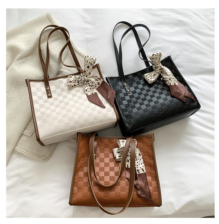 商品[国内直发] GLENVINTEN|格岚云顿女包秋季新款时尚复古压痕格子托特包女式单肩腋下包,价格¥126,第7张图片详细描述