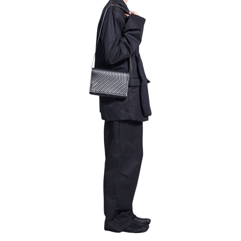 商品Balenciaga|Balenciaga/巴黎世家 CAR系列 男士黑色粒面小牛皮翻盖斜挎单肩包6794652103I1000,价格¥9366,第4张图片详细描述