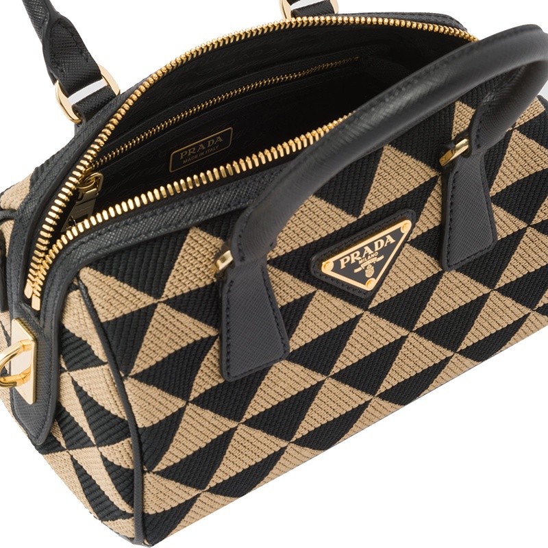 商品Prada|PRADA/普拉达 22新款 女士黑色/米色刺绣面料配saffiano皮革手柄珐琅徽标拉链开合单肩手提斜挎包1BB846_2FKL_F0Y30_V_XOO,价格¥15598,第2张图片详细描述