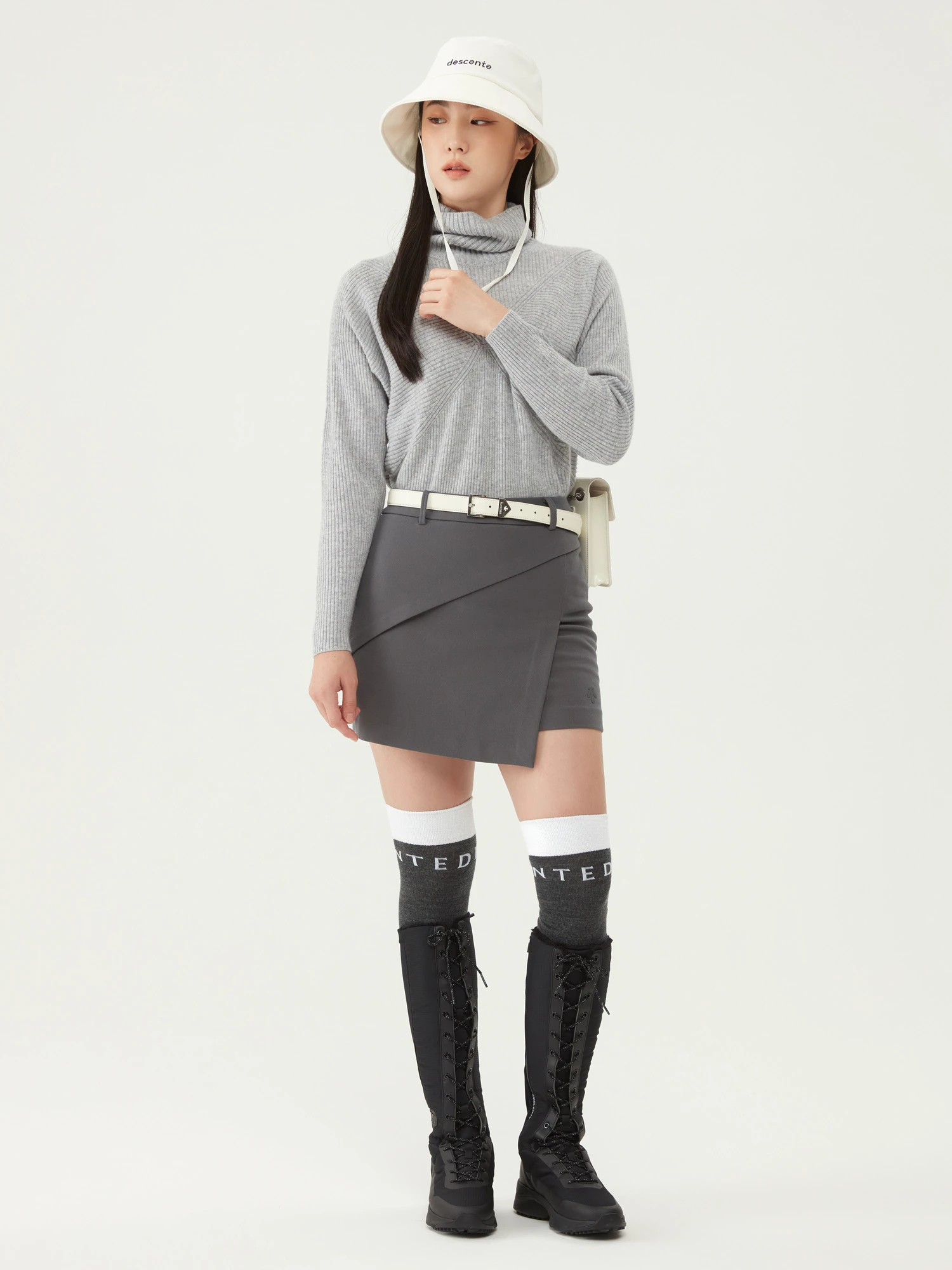 商品【预售商品15天发货】 DESCENTE|GOLF女性半身H型绒面包裙展现时尚魅力 DO42WFSKO2-KHAG,价格¥1025,第3张图片详细描述