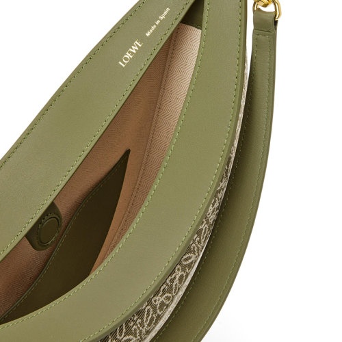 商品Loewe|【包税】LOEWE/罗意威 22春夏新款LUNA系列 女士牛油果绿老花帆布配皮压纹徽标金扣配可拆卸肩带单肩手提腋下新月hobo流浪包A923PL9X01-4364,价格¥14719,第5张图片详细描述