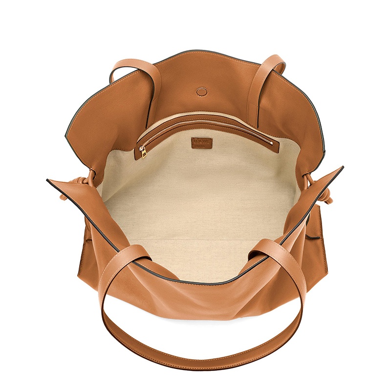 商品Loewe|【包税】LOEWE/罗意威 2021春夏新款 Flamenco系列 女士XL号暖沙色纳帕小牛皮徽标印花磁扣单肩斜挎手提包0010591543,价格¥22465,第5张图片详细描述