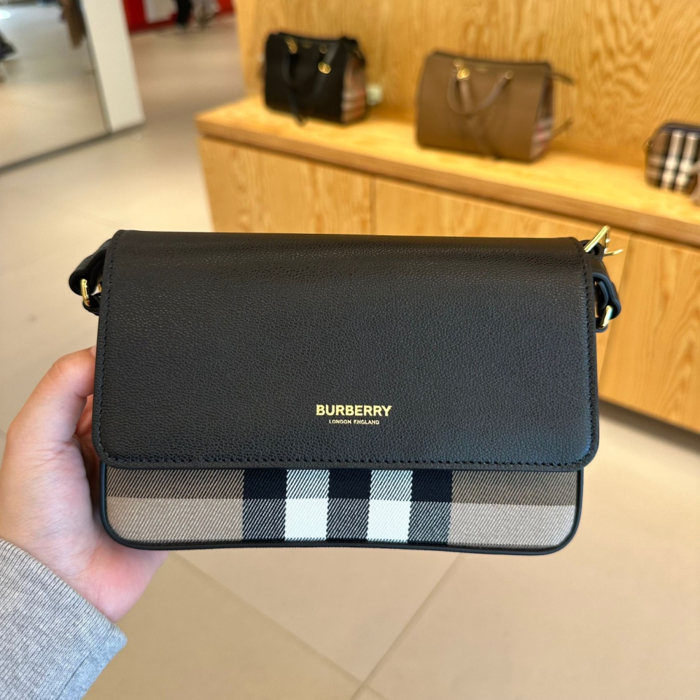 商品Burberry|BURBERRY/博柏利 女士迷你黑色皮革金色字母印花单肩包,价格¥2757,第9张图片详细描述