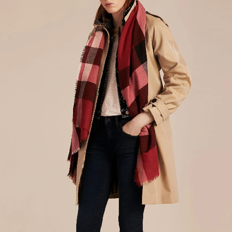 商品Burberry|BURBERRY 女士紫红色粉色轻质格纹羊绒围巾 3999708,价格¥3022,第4张图片详细描述