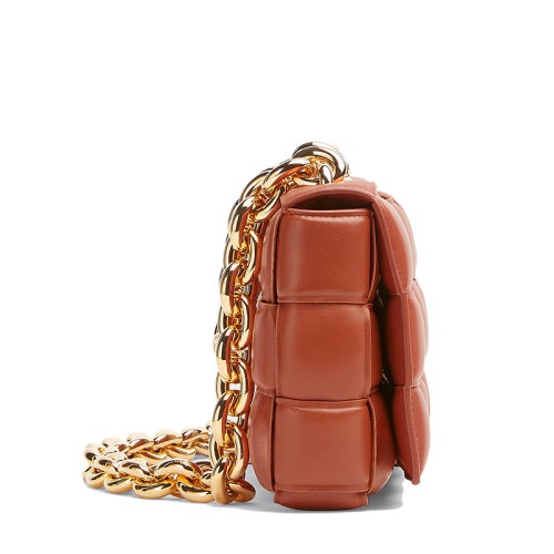 商品Bottega Veneta|【包税】Bottega Veneta/葆蝶家 经典CHAIN CASSETTE系列 女士枫叶色小羊皮双面编织斜挎单肩链条包631421VBWZ07654,价格¥30522,第2张图片详细描述