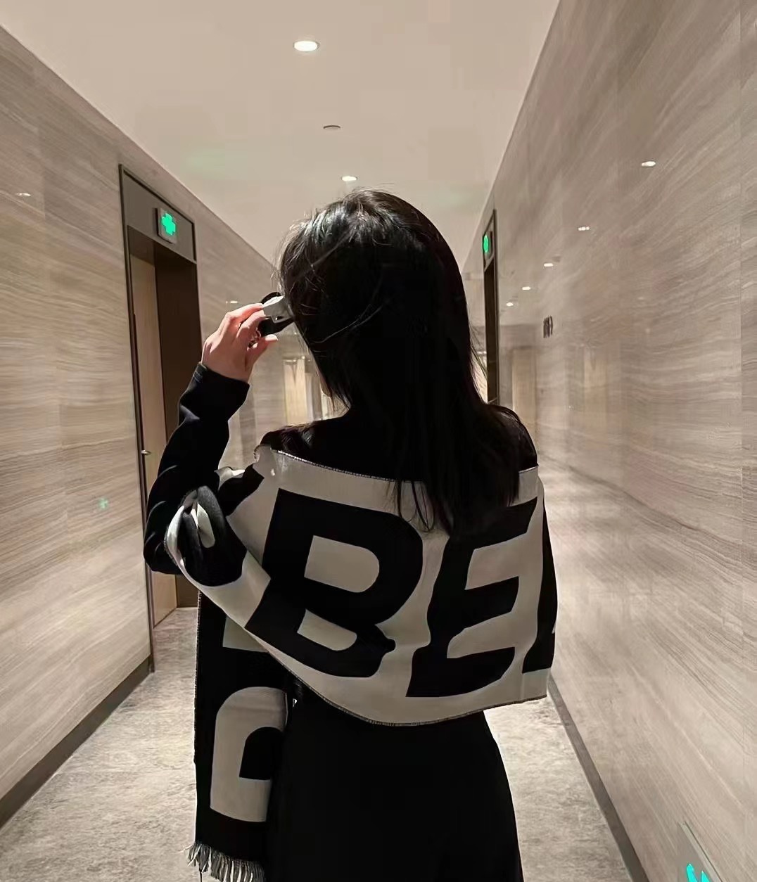 商品Burberry|BURBERRY/博柏利 男女通用黑白色羊毛大标志提花图围巾-80542141,价格¥1491,第10张图片详细描述