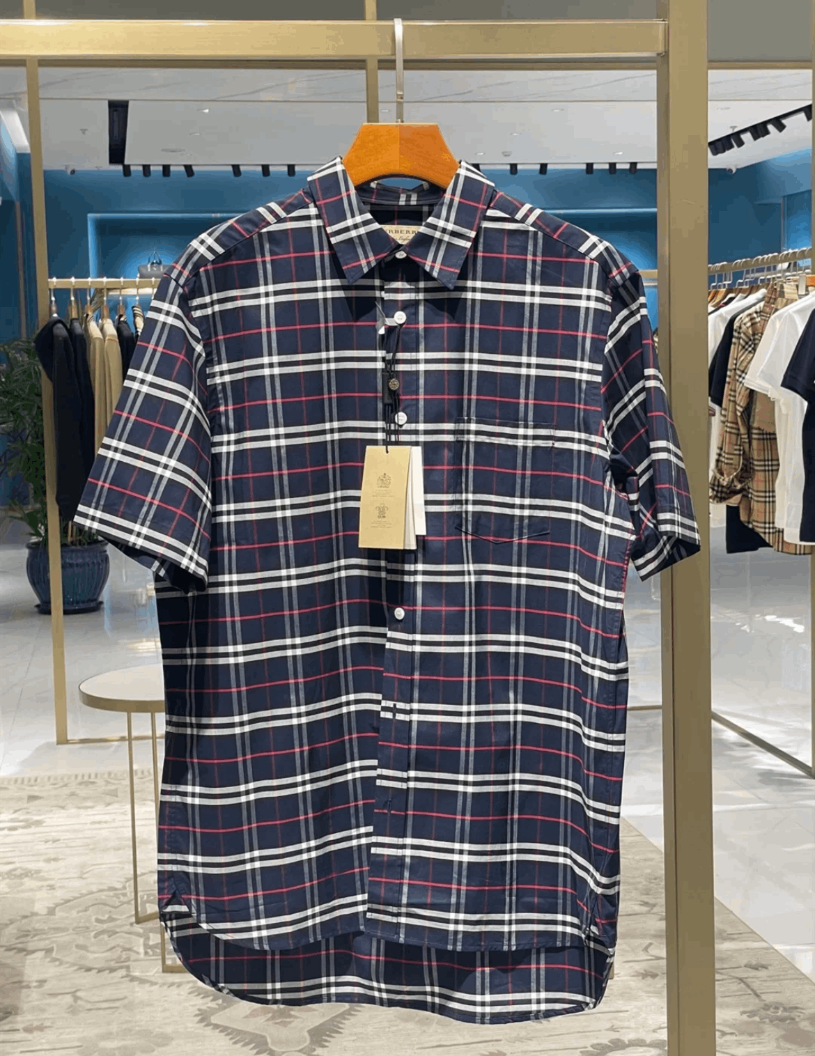 商品Burberry|BURBERRY/博柏利 男士海军蓝棉质红条中格纹白扣短袖衬衫80071821,价格¥1139,第7张图片详细描述