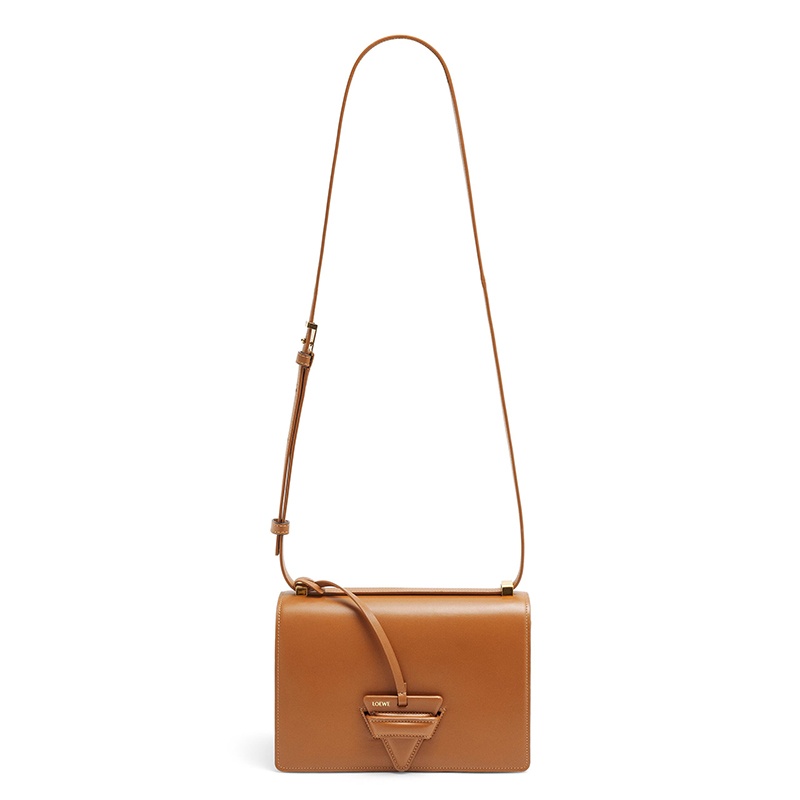 商品Loewe|【包税】LOEWE/罗意威 2021秋冬新款 Barcelona系列 女士棕褐色小牛皮徽标三角搭扣单肩斜挎包0010594182,价格¥23470,第2张图片详细描述