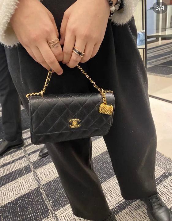 商品Chanel|【现货】香奈儿  女士黑色荔枝小牛皮金色五金饰有金色包袋吊坠转扣开合可调节肩带斜挎风琴包AP3318B1071294305,价格¥34614,第6张图片详细描述